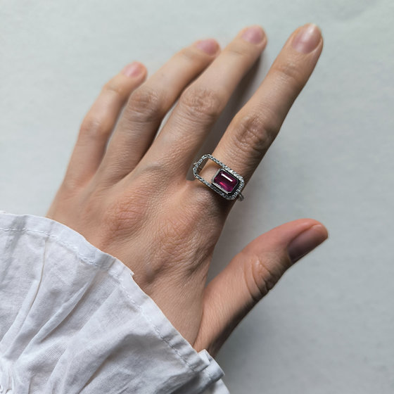 Серебряное кольцо с рубином 1.868ct, фианитами