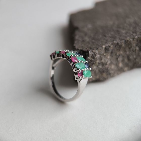 Серебряное кольцо с сапфиром 1.917ct, изумрудом, рубином