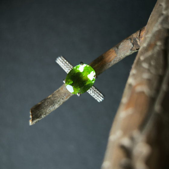 Серебряное кольцо с хризолітом 2.523ct, фианитами