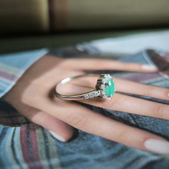 Серебряное кольцо с изумрудом 0.975ct, фианитами