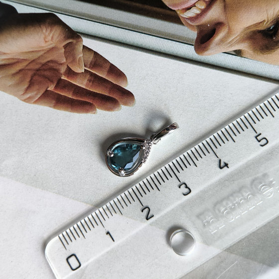 Серебряная подвеска с топазом Лондон Блю 0.844ct, фианитами