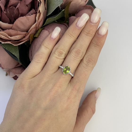 Серебряное кольцо с султанитом, фианитами