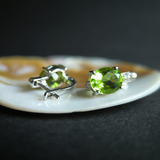 Серебряные серьги с хризолітом 4.473ct
