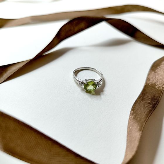 Серебряное кольцо с хризолітом 1.967ct, фианитами