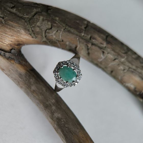 Серебряное кольцо с изумрудом, фианитами