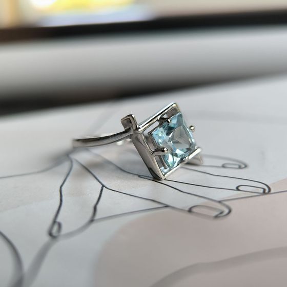 Серебряное кольцо с топазом 2.117ct