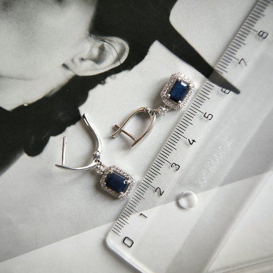 Серебряные серьги с сапфиром 3.628ct, фианитами