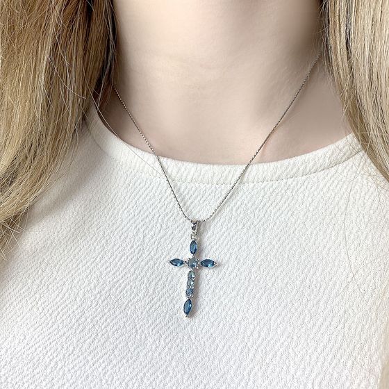 Серебряный крестик с топазом Лондон Блю 1.133ct