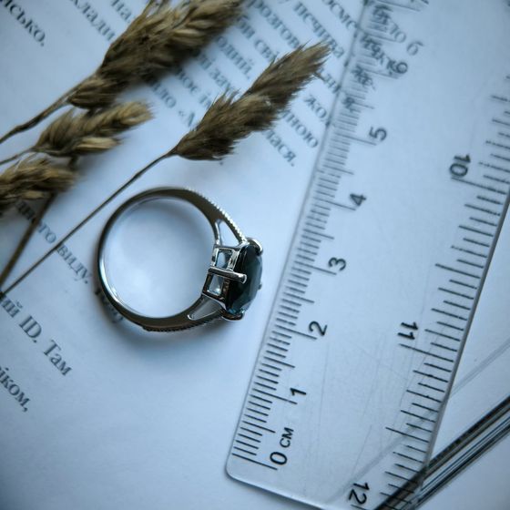 Серебряное кольцо с топазом Лондон Блю 3.657ct, фианитами