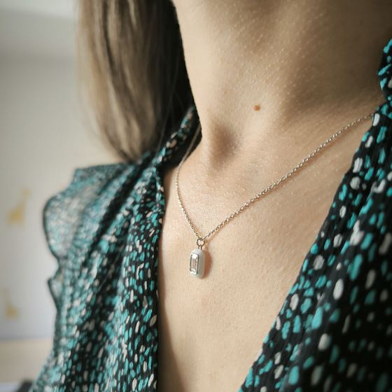 Серебряное колье с фианитами, емаллю