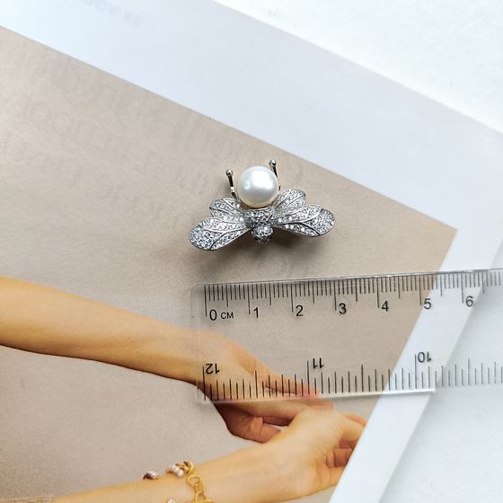 Серебряная брошка с жемчугом