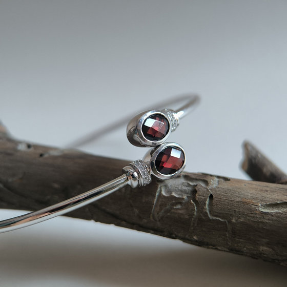 Серебряный браслет с гранатом 2.862ct, фианитами