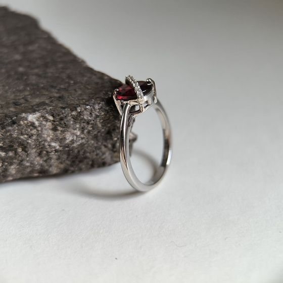 Серебряное кольцо с гранатом 1.682ct
