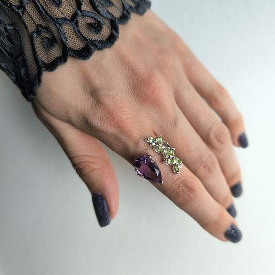 Серебряное кольцо с аметистом, хризолітом