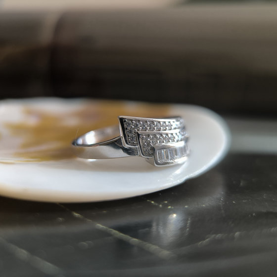 Серебряное кольцо с фианитами