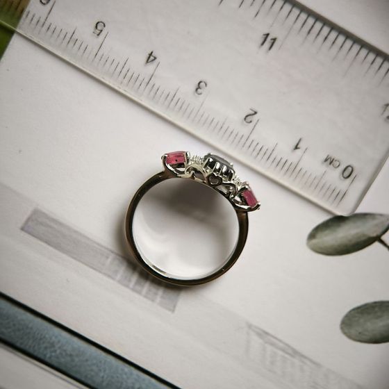 Серебряное кольцо с сапфиром 2.135ct, рубином, фианитами