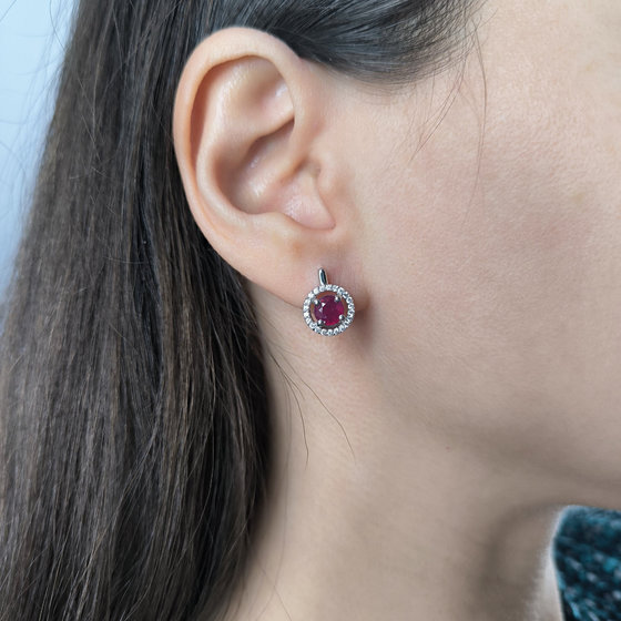 Серебряные серьги с рубином 2.672ct, фианитами