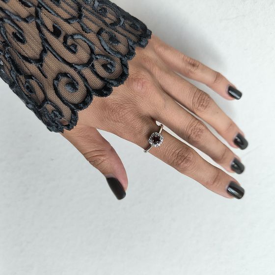 Серебряное кольцо с гранатом 0.408ct, фианитами