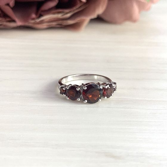 Серебряное кольцо с гранатом 3.013ct