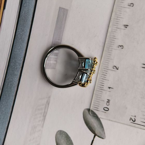 Серебряное кольцо с топазом, фианитами