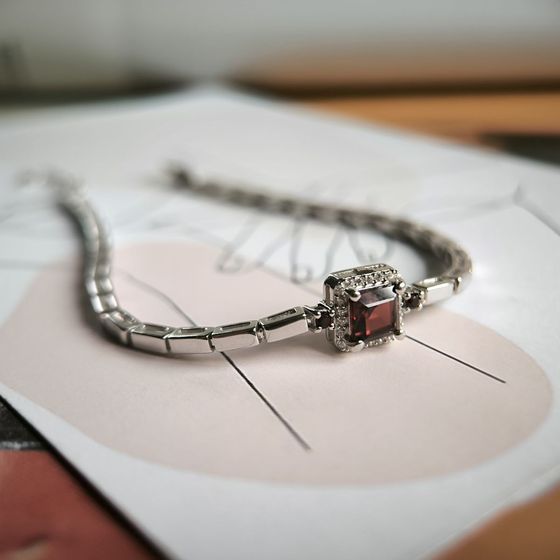 Серебряный браслет с гранатом 1.765ct
