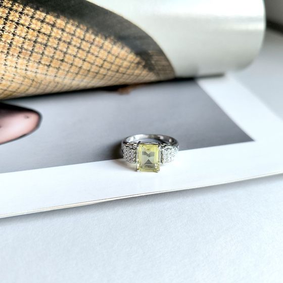 Серебряное кольцо с зеленим кварцем 3.625ct, фианитами