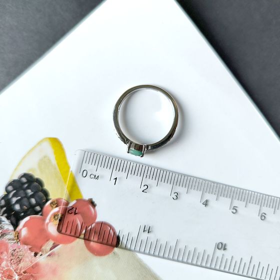 Серебряное кольцо с изумрудом 0.689ct, фианитами