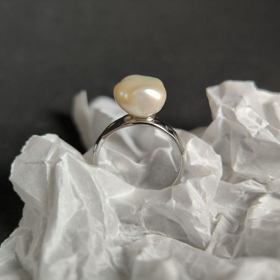 Серебряное кольцо с жемчугом барочным