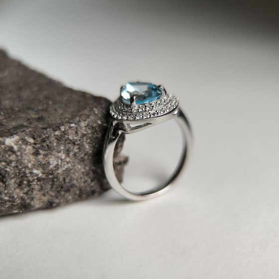 Серебряное кольцо с топазом 2.807ct, фианитами