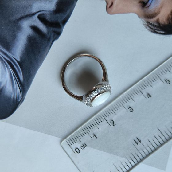 Серебряное кольцо с перламутром, фианитами