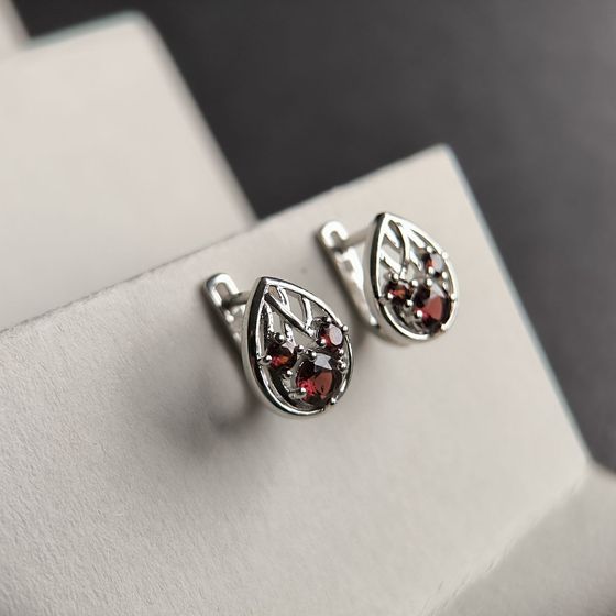 Серебряные серьги с гранатом 1.808ct