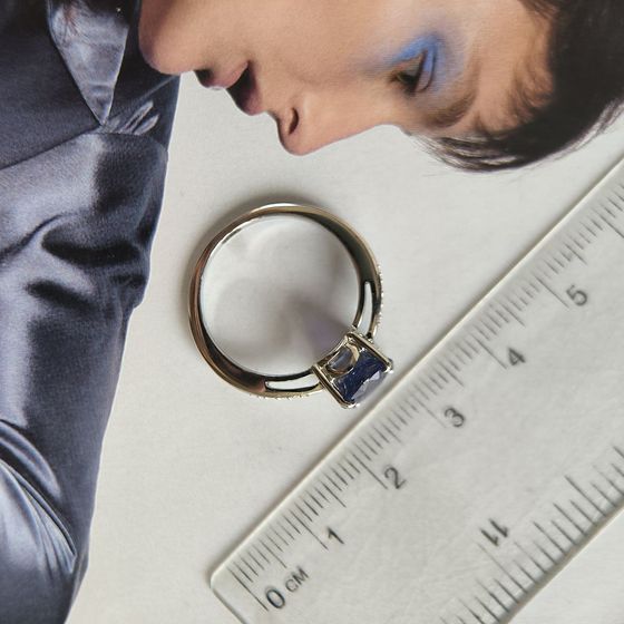 Серебряное кольцо с сапфиром, фианитами