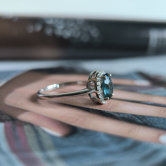 Серебряное кольцо с топазом Лондон Блю 1.031ct, фианитами