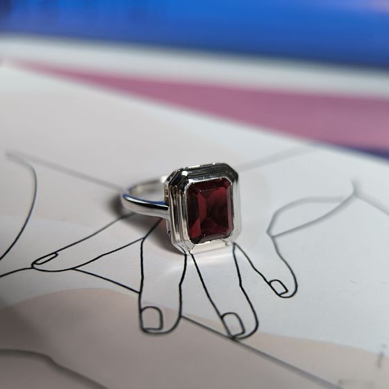 Серебряное кольцо с гранатом 2.942ct