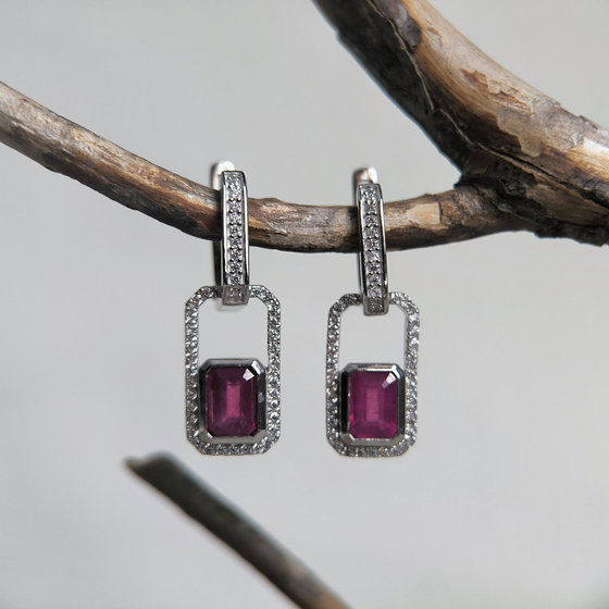 Серебряные серьги с рубином 3.626ct, фианитами