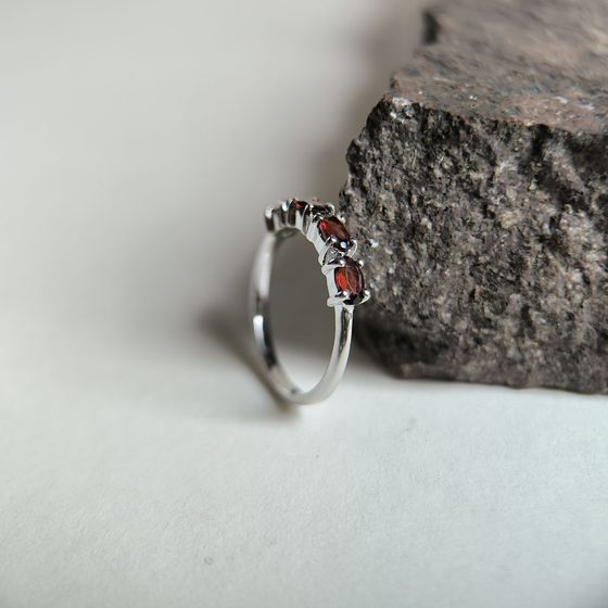 Серебряное кольцо с гранатом