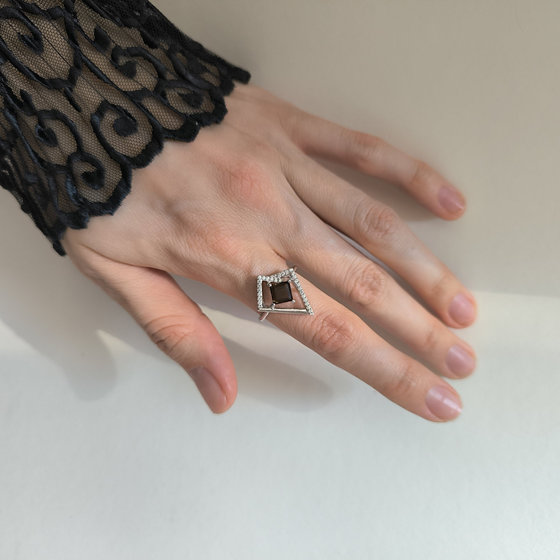 Серебряное кольцо с раухтопазом (дымчатым кварцем) 1.347ct, фианитами