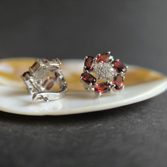 Серебряные серьги с гранатом 3.933ct, фианитами