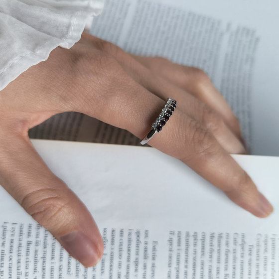 Серебряное кольцо с гранатом