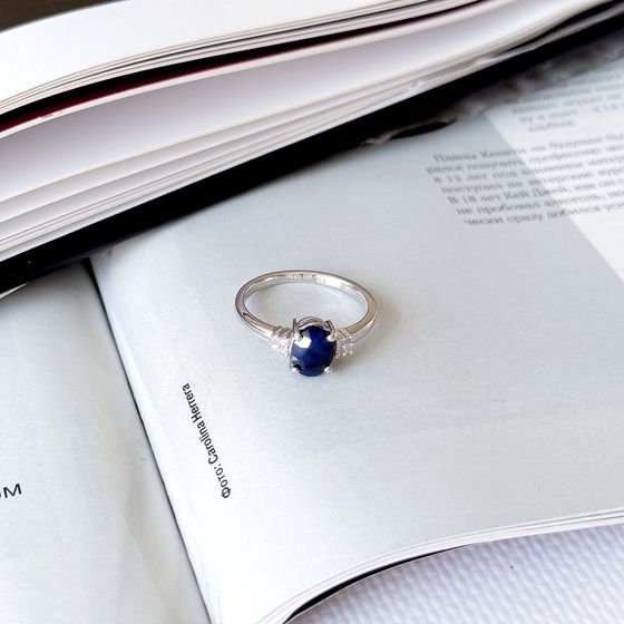 Серебряное кольцо с сапфиром 1.651ct, фианитами