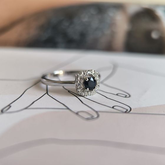 Серебряное кольцо с сапфиром 0.495ct, фианитами
