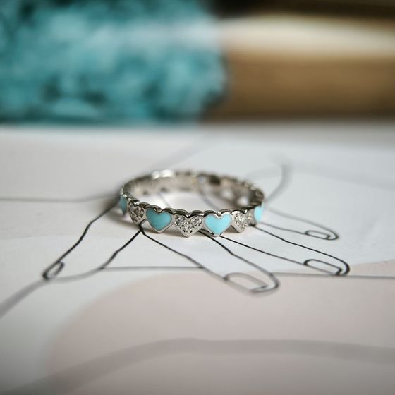 Серебряное кольцо с фианитами, емаллю