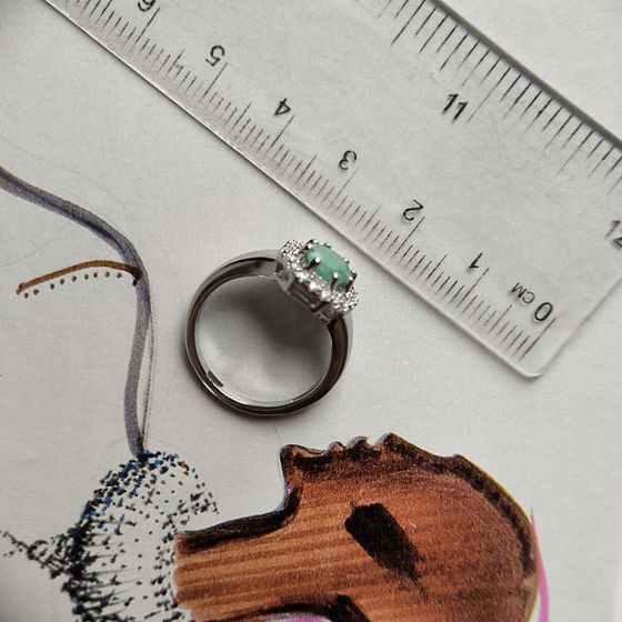 Серебряное кольцо с изумрудом, фианитами