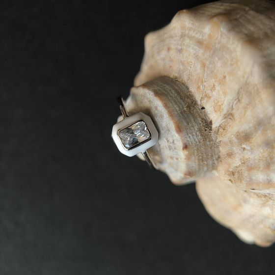 Серебряное кольцо с фианитами, емаллю