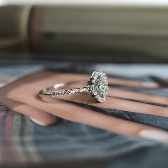 Серебряное кольцо с фианитами
