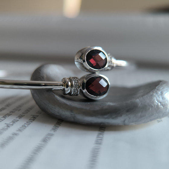 Серебряный браслет с гранатом 2.862ct, фианитами