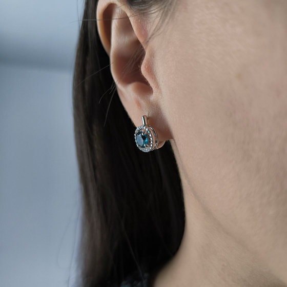 Серебряные серьги с топазом Лондон Блю 1.742ct, фианитами