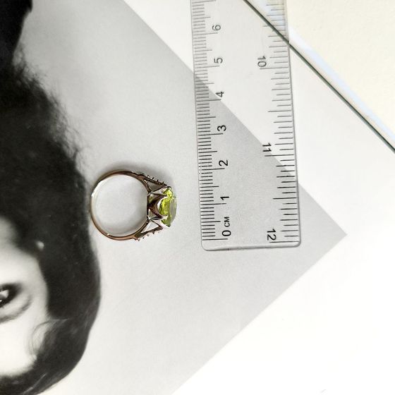 Серебряное кольцо с хризолітом, фианитами