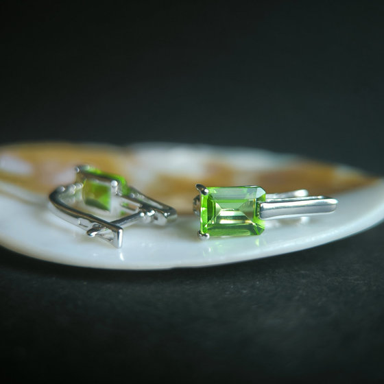 Серебряные серьги с хризолітом 2.72ct