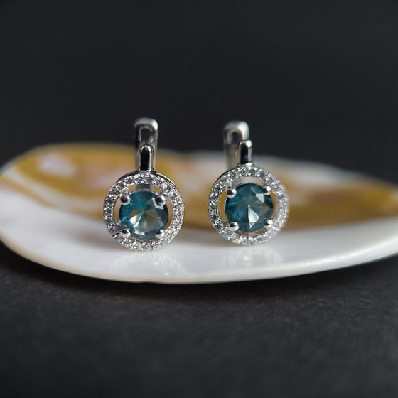 Серебряные серьги с топазом Лондон Блю 1.742ct, фианитами